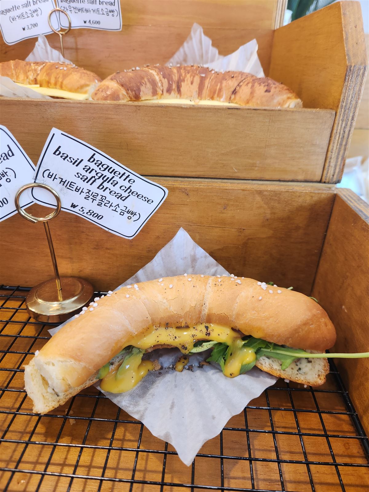 ขนมปังเกลือบาแกตต์ใส่เบซิล อารูกูลา และชีสที่ Bitter Butter ซิตี้ฮอลล์ โซล