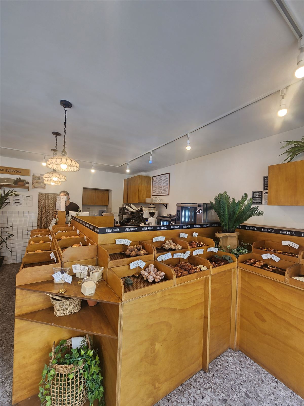 ภายในร้านเบเกอรี Bitter Butter โทนไม้อบอุ่น ซิตี้ฮอลล์ โซล