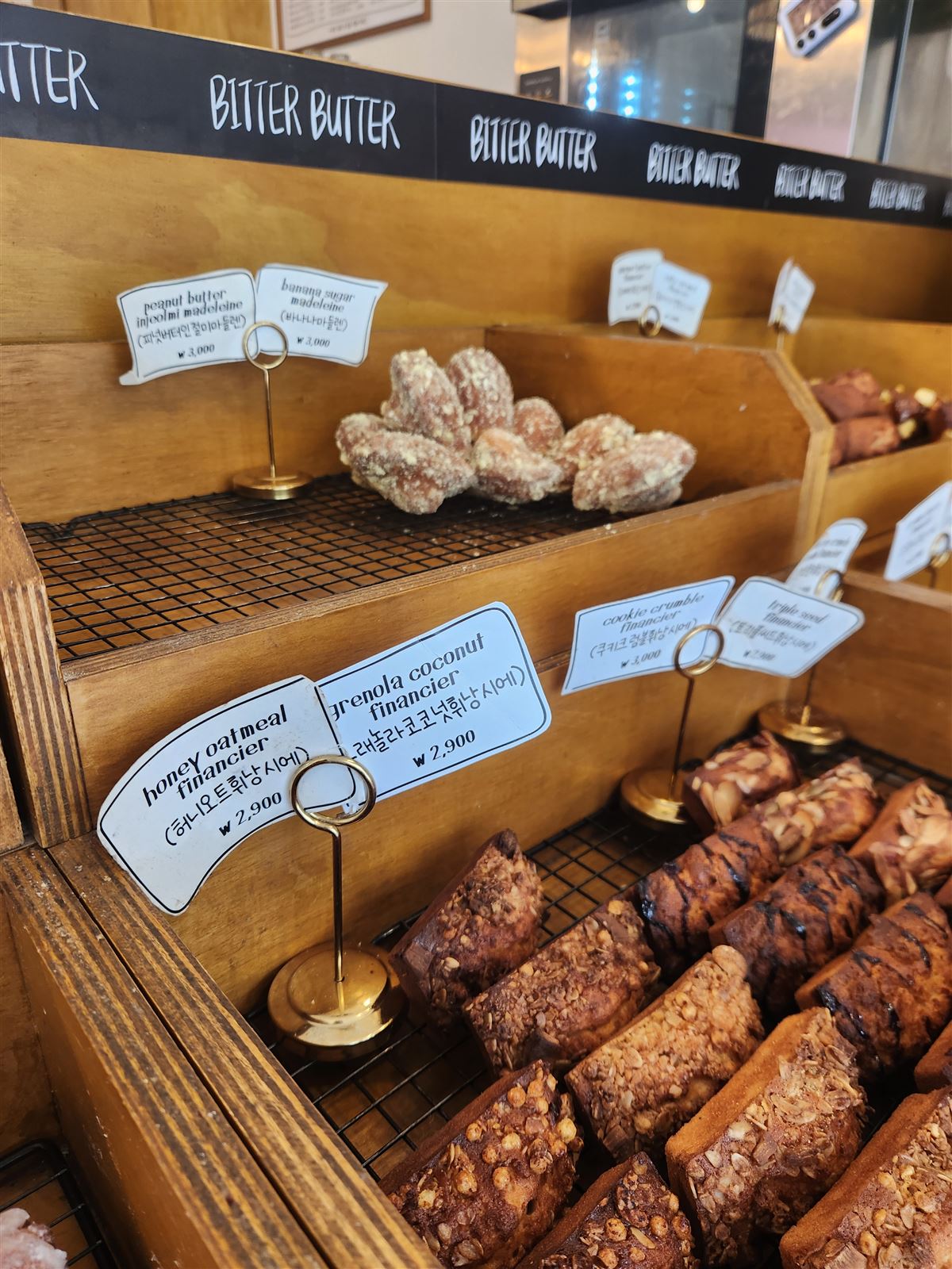ฟินองซิเย่และมาดแลนพร้อมป้ายชื่อภาษาอังกฤษที่ Bitter Butter ซิตี้ฮอลล์ โซล