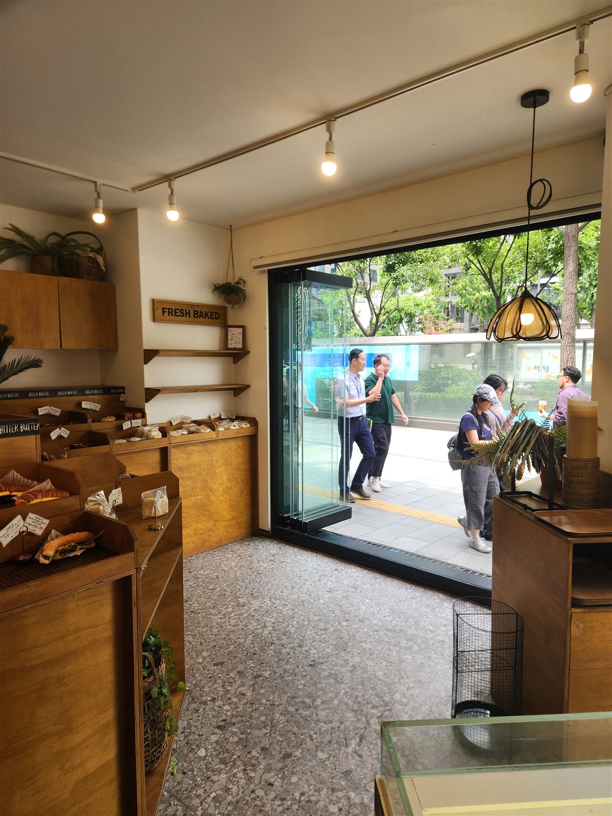ทางเข้าร้าน Bitter Butter ที่หันออกถนน Sejong-daero ซิตี้ฮอลล์ โซล