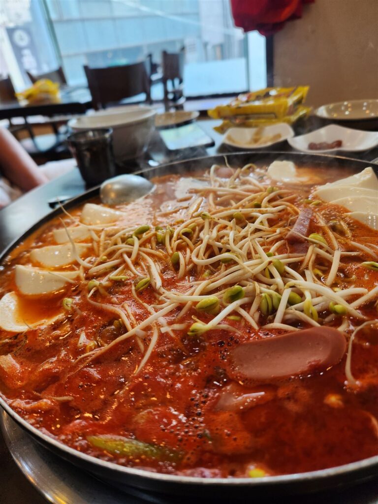 Songtan Budae Jjigae, Myeongdong — Sup Tentara Korea dengan Isi Ulang Mi & Nasi Gratis Tanpa Batas