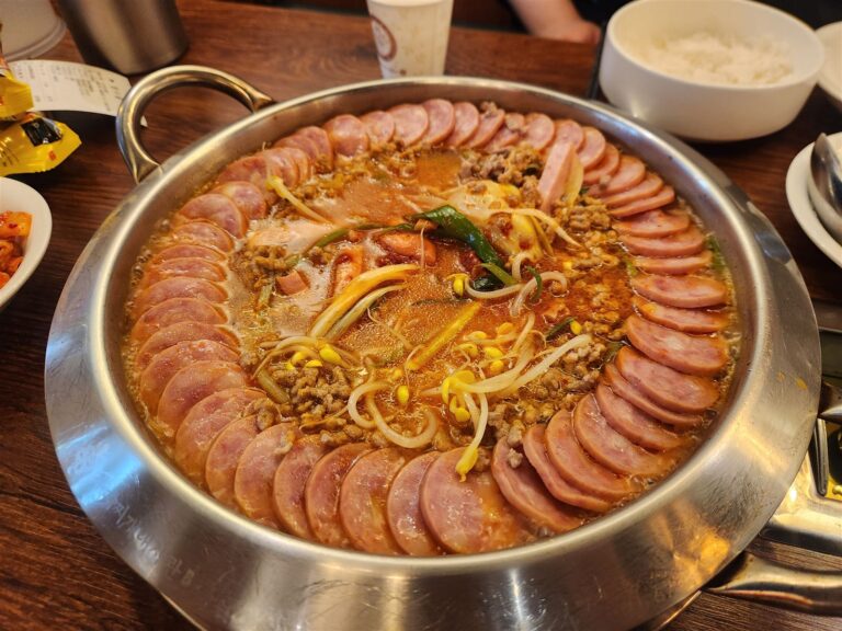 Sup Tentara (Budae Jjigae) dekat City Hall — Panci Dilingkari Sosis di “Kedutaan Sup Sosis”