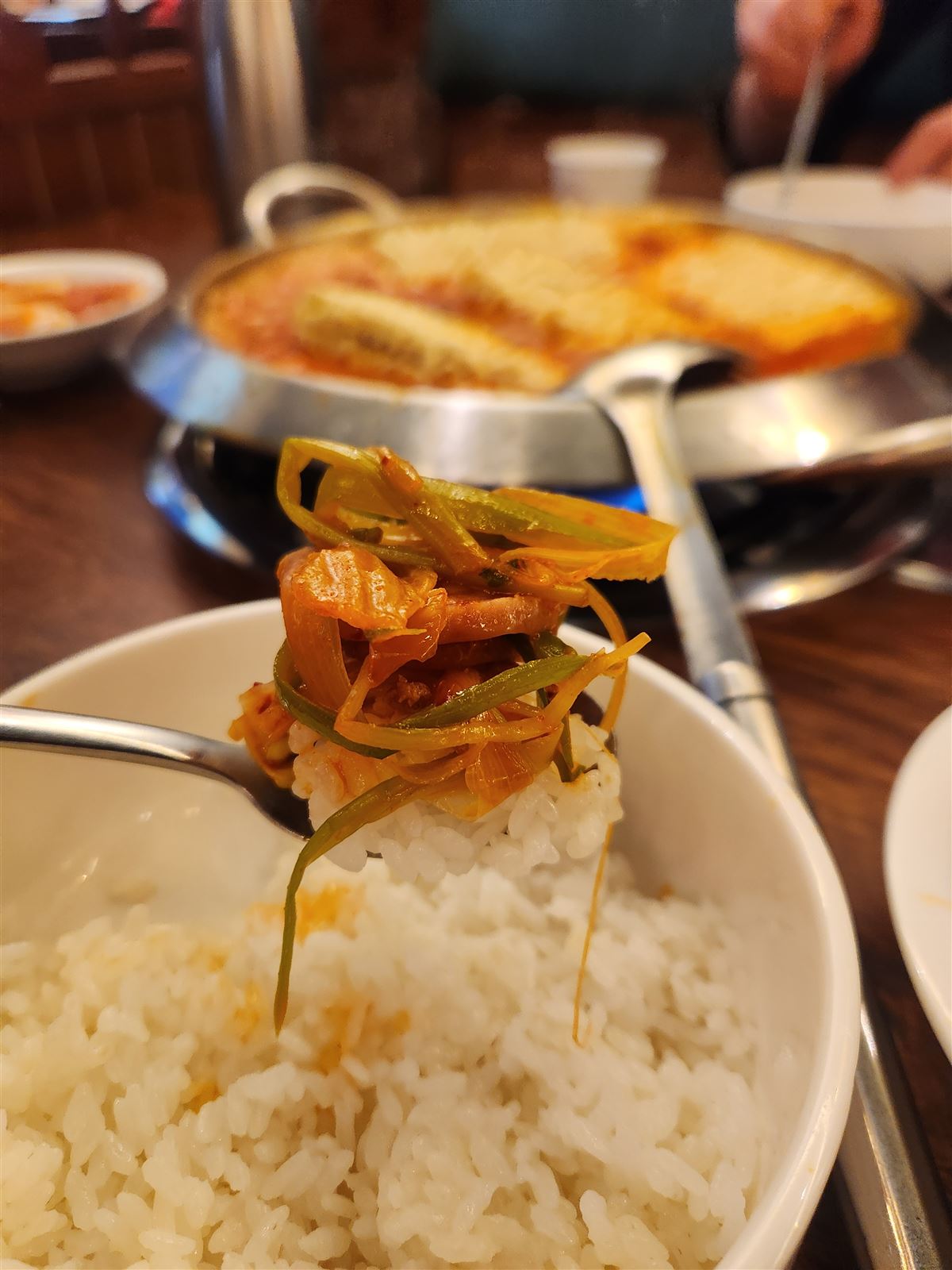把部隊鍋湯汁淋在白飯上，首爾市廳部隊鍋大使館