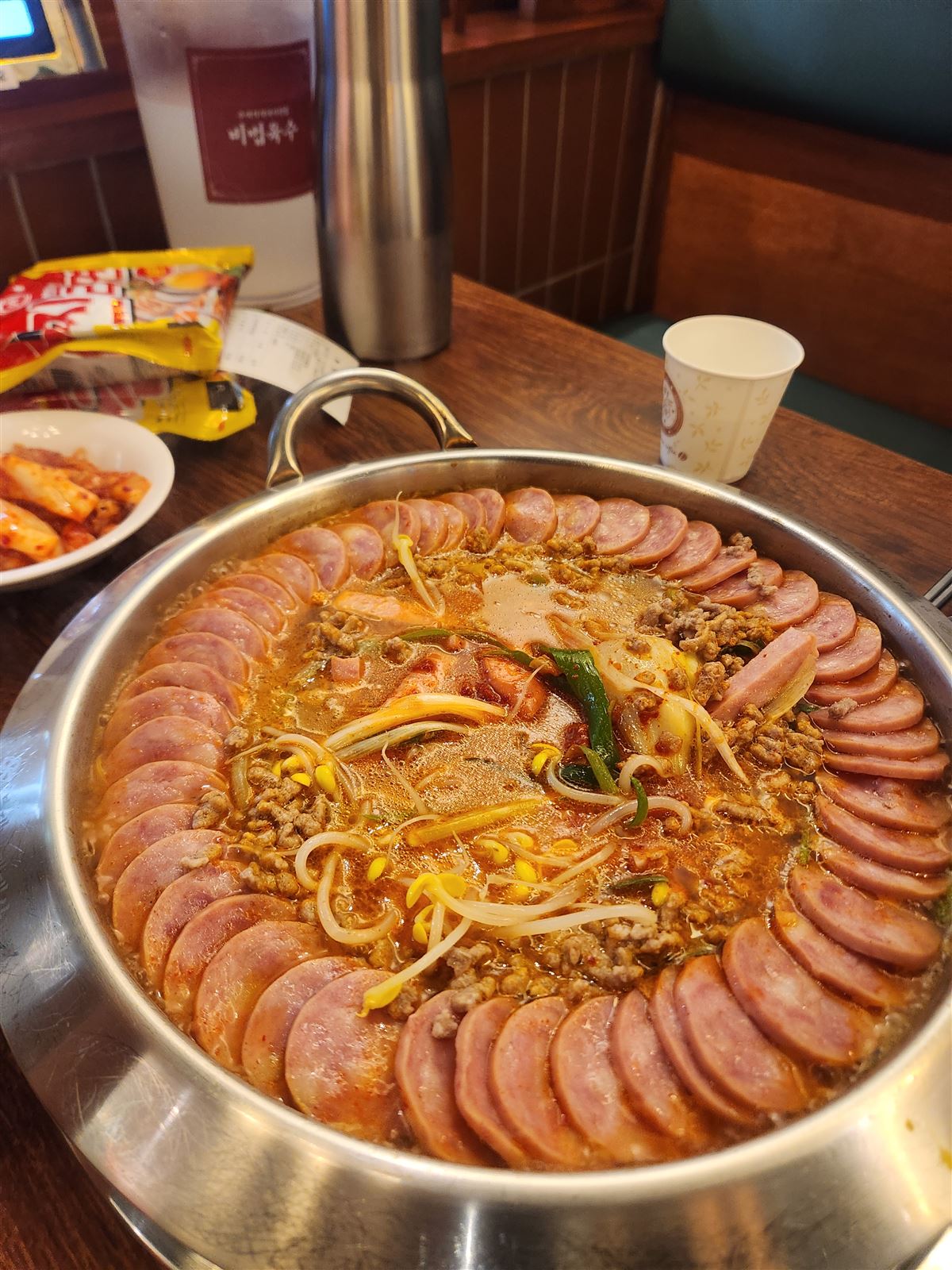 部隊鍋大使館的香腸圈特寫，首爾市廳
