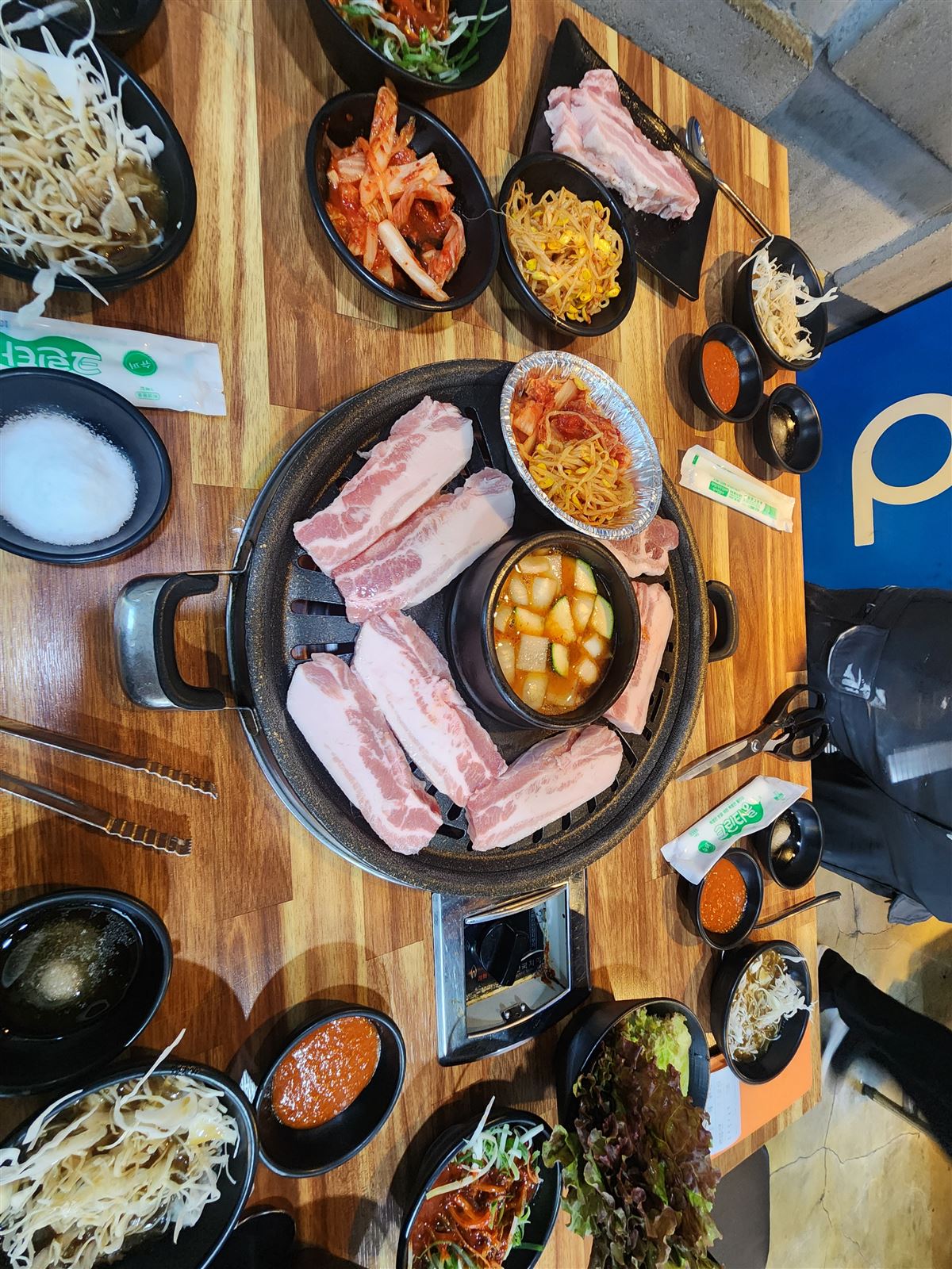 首爾明洞엉터리生肉,烤之前生五花肉圍著一鍋大醬湯擺好