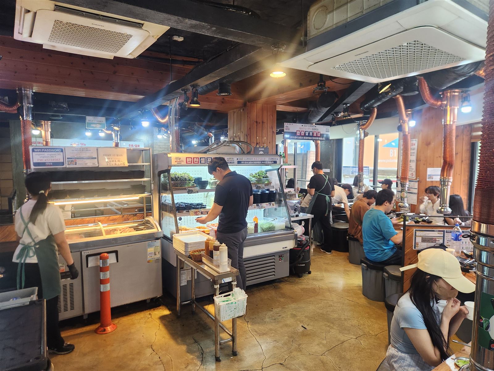 首爾明洞엉터리生肉店內,開放式烤檯與每桌上方的排煙罩