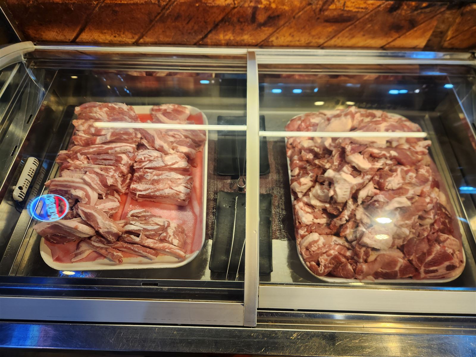 首爾明洞엉터리吃到飽烤肉,自助式生五花肉冷藏櫃