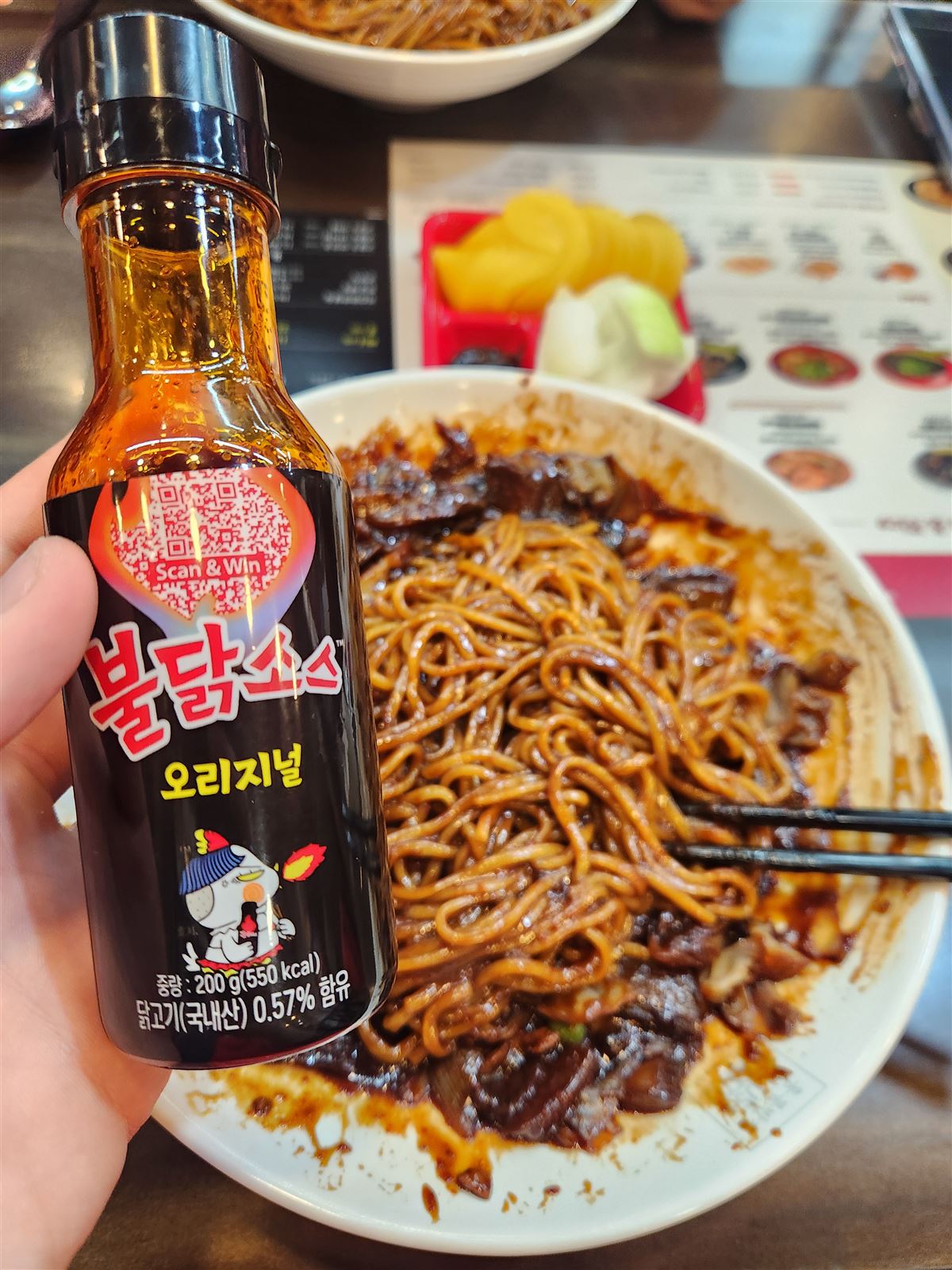 往炸酱面里加火鸡面辣酱，香港饭店明洞店
