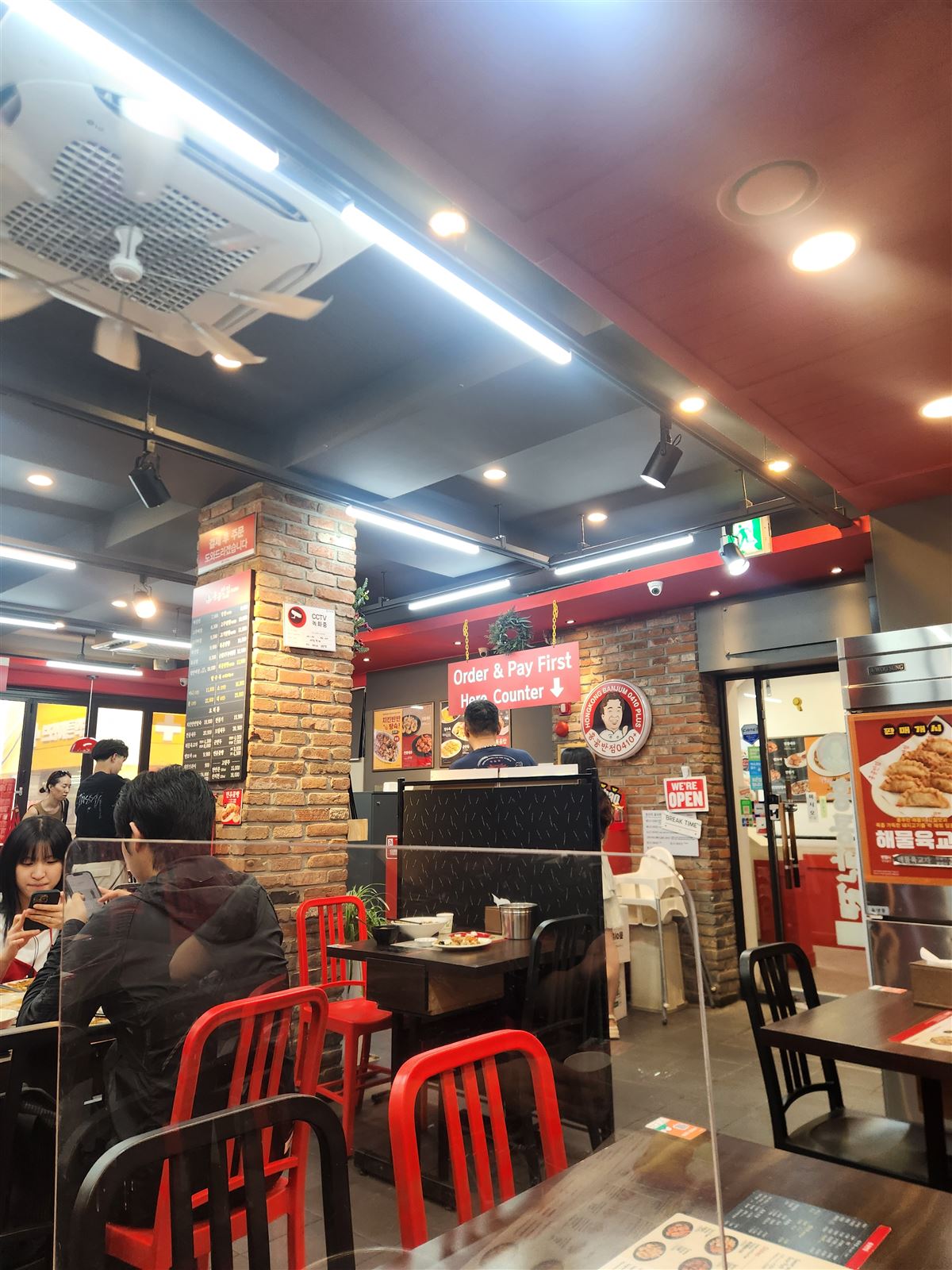 首尔明洞香港饭店 0410 的红黑色调店内