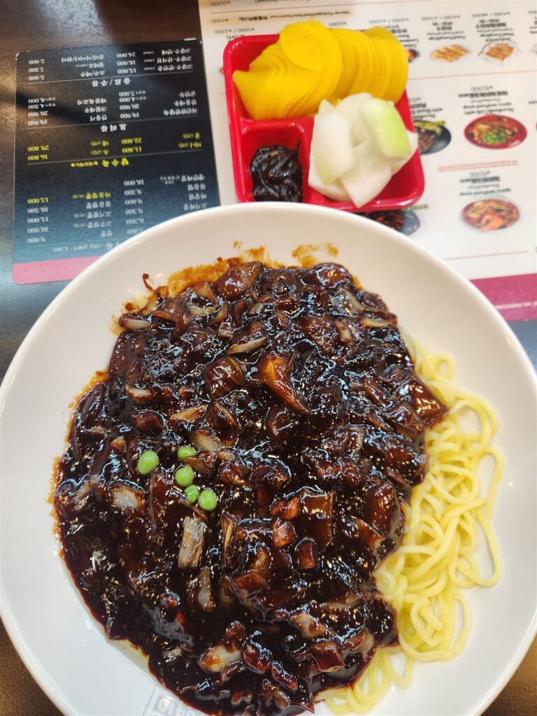 Mi Saus Kacang Hitam Korea (Jjajangmyeon) di Myeongdong — Semangkuk Murah ₩3.900