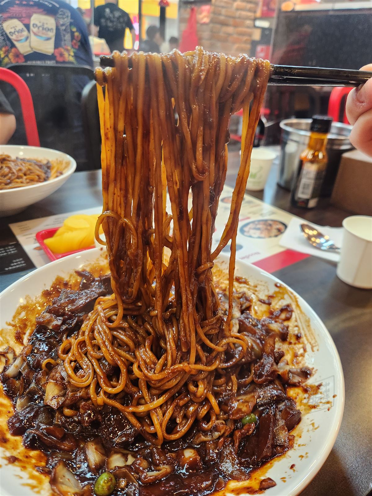 夹起裹满黑豆酱的炸酱面，香港饭店明洞店