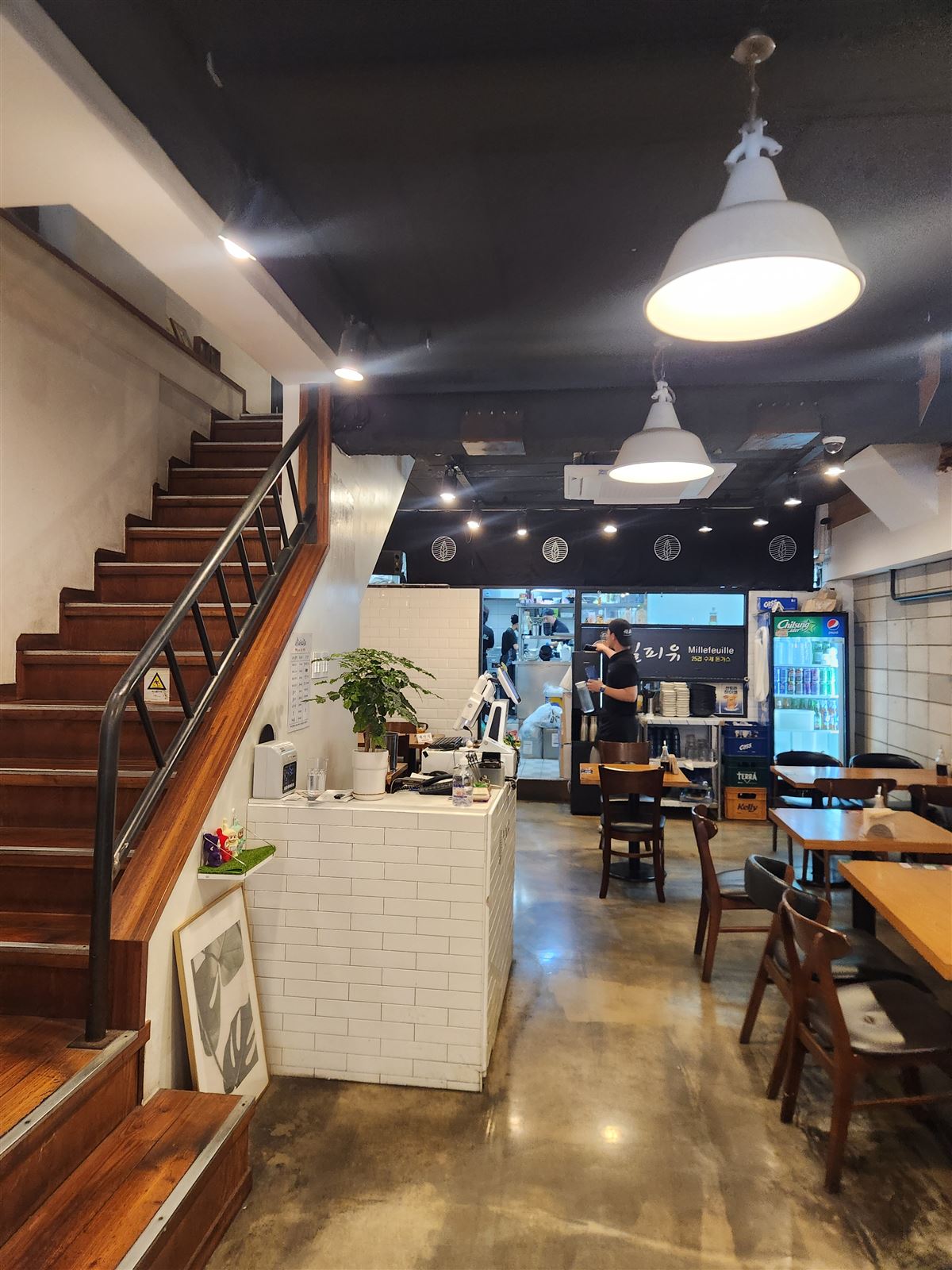 밀푀유 사인 아래 카운터와 주방, 밀푀유 돈까스 명동점