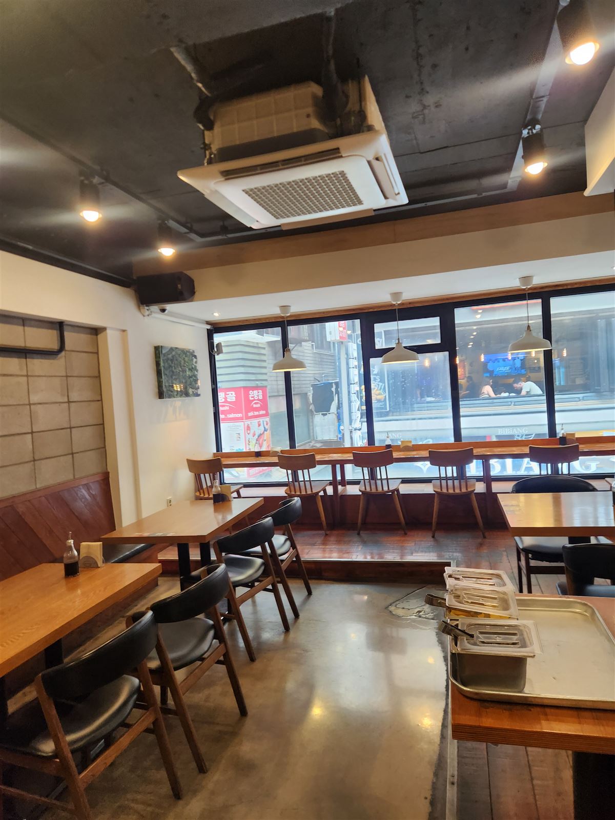 명동 거리가 내려다보이는 창가 자리, 밀푀유 돈까스 명동점
