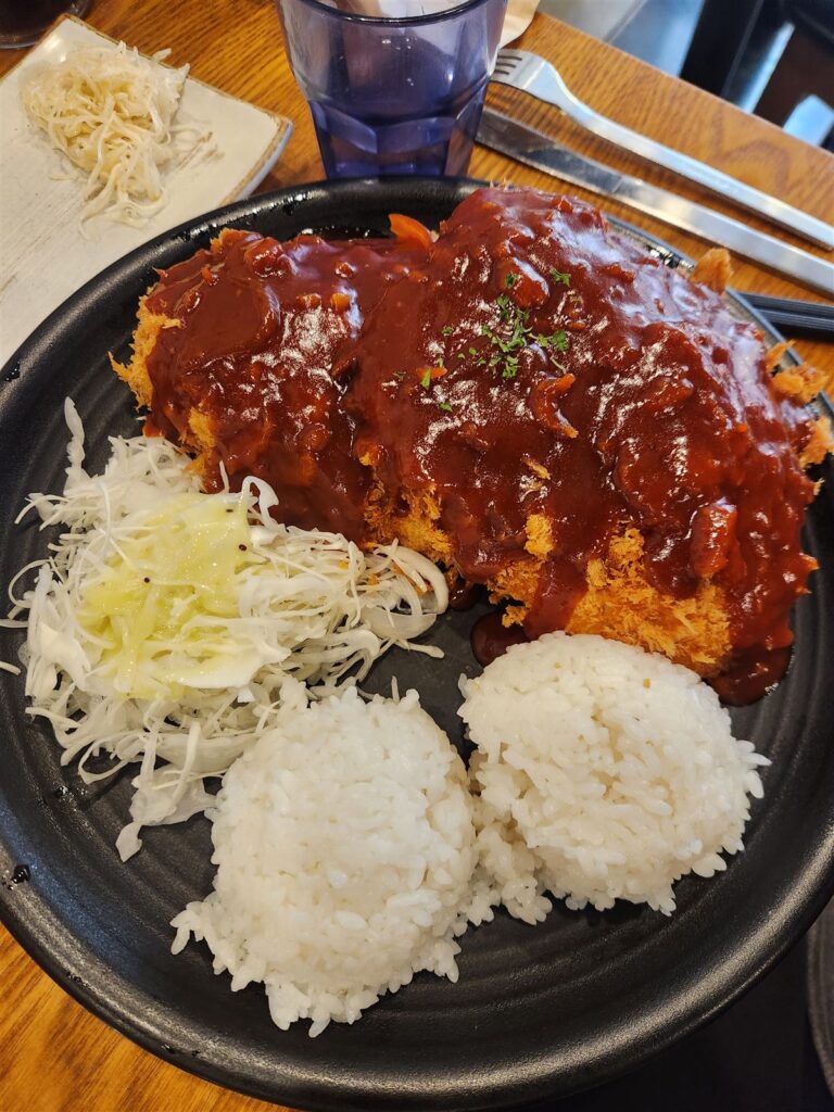 명동 25겹 밀푀유 돈까스 — 담백·바삭, 무료 리필