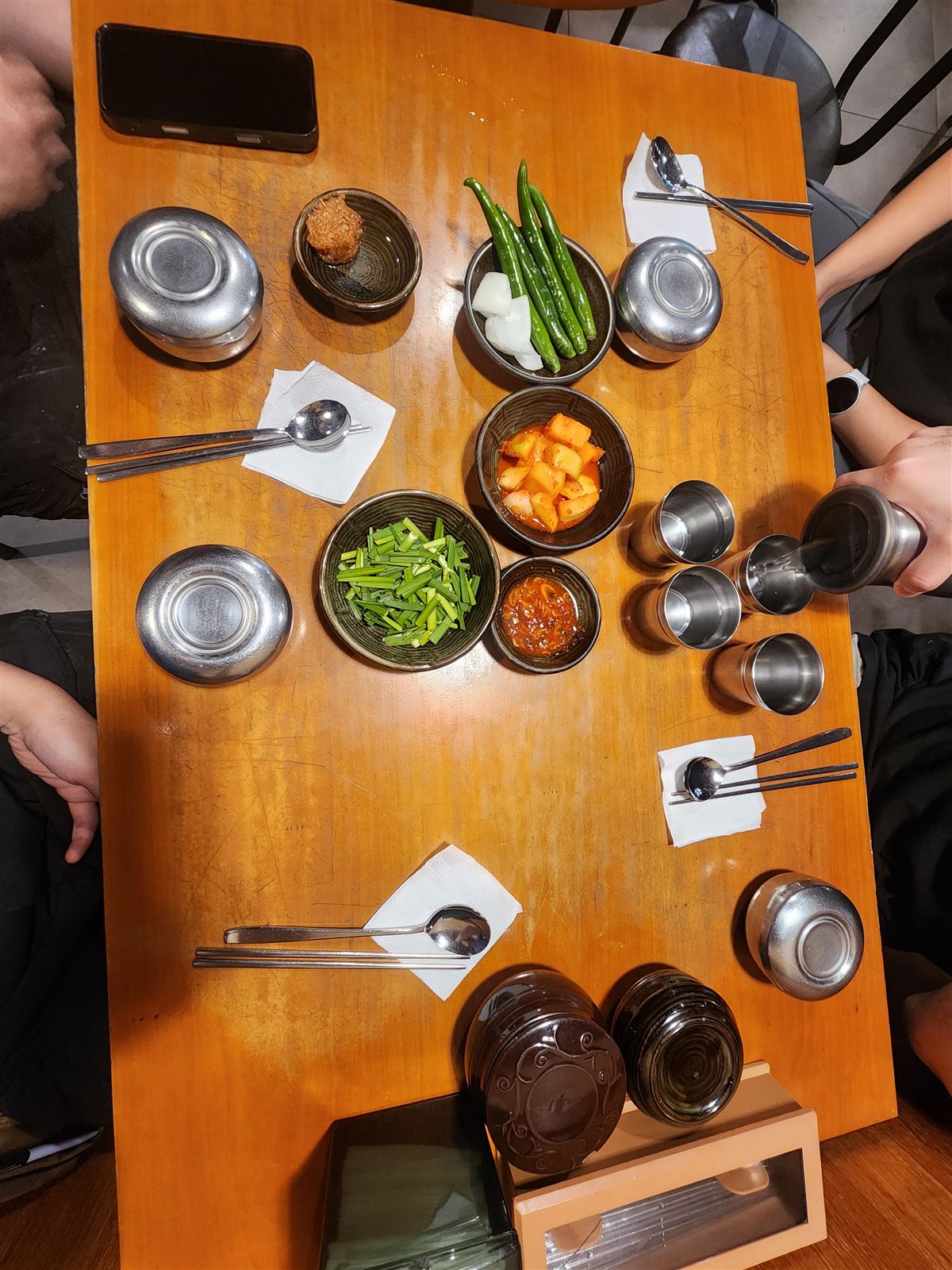 บันชัน เครื่องเคียง — กักดูกีกิมจิหัวไชเท้า พริกเขียวและกุยช่าย ที่ร้าน Nongmin Baekam Sundae โซล