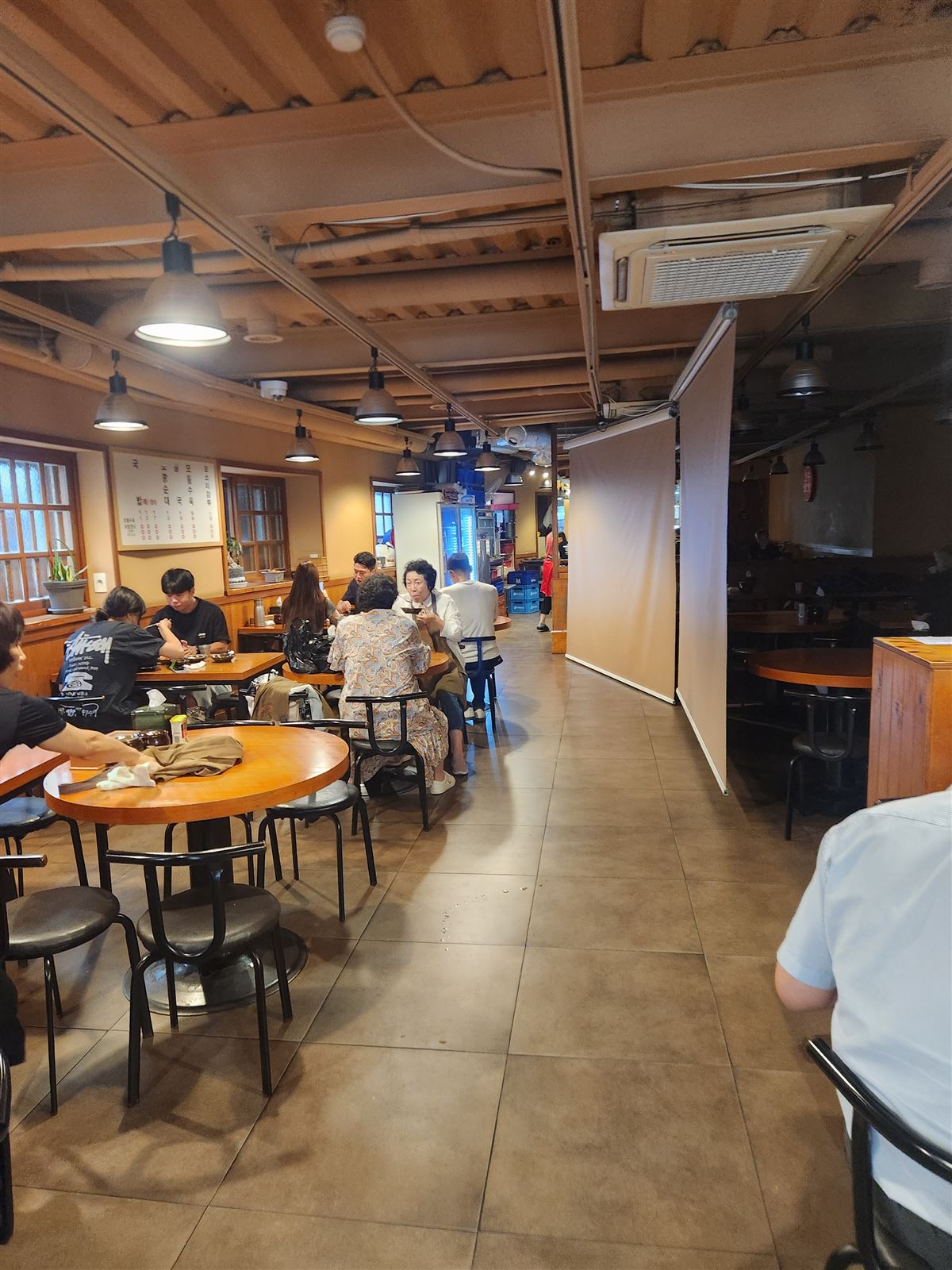 ห้องอาหารที่ร้าน Nongmin Baekam Sundae ร้านกุกบับย่านอึลจิโร โซล