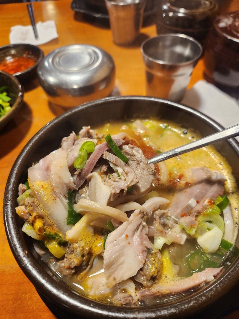 Sundae-gukbap dekat City Hall (Euljiro) — Sup Sosis Darah Babi Korea di Nongmin Baekam