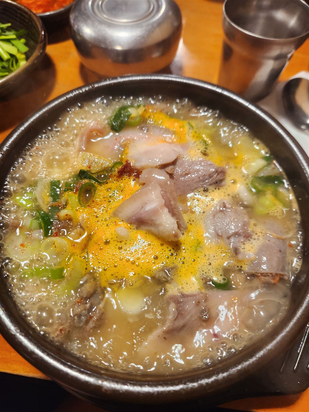 ซุนแดกุกบับโรยผงงาขี้ม้อน ที่ร้าน Nongmin Baekam Sundae โซล