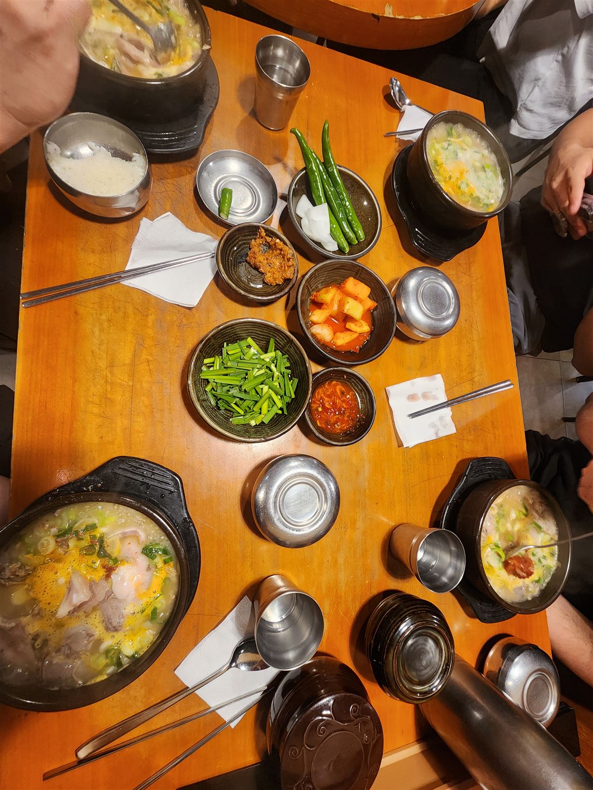 โต๊ะที่จัดเต็มด้วยชามซุนแดกุกบับและเครื่องเคียง ที่ร้าน Nongmin Baekam Sundae โซล