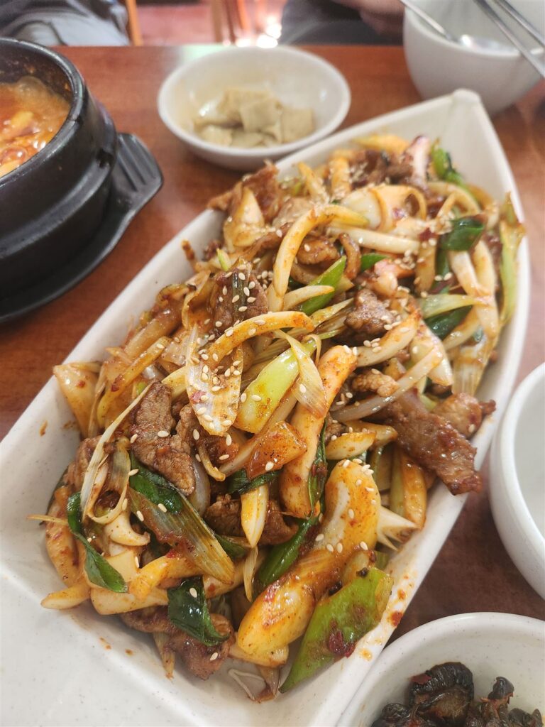 市政廳旁，創立於1962年的砂鍋老食堂 — 鑊氣熱炒與₩8,000鍋物