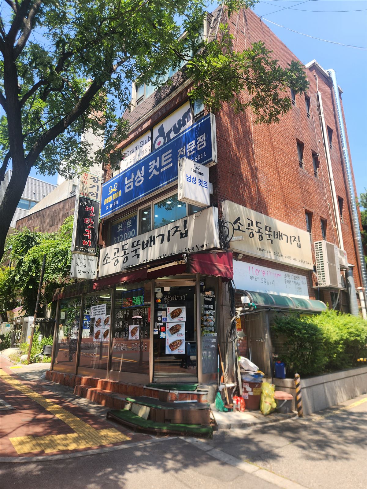 Corner storefront of Sogongdong Ttukbaegijip in a brick building, Seosomun-dong, Jung-gu Seoul