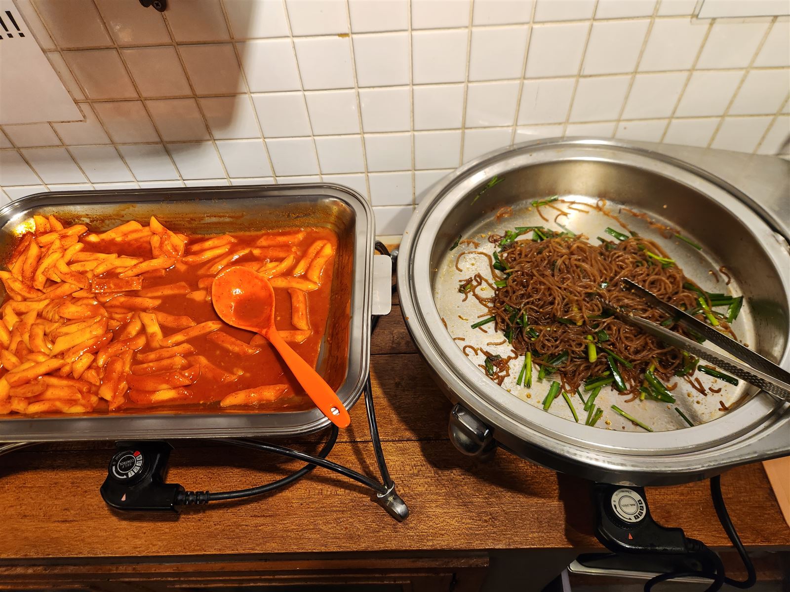 순남시래기 명동店的免費自助小菜吧，有辣炒年糕與雜菜