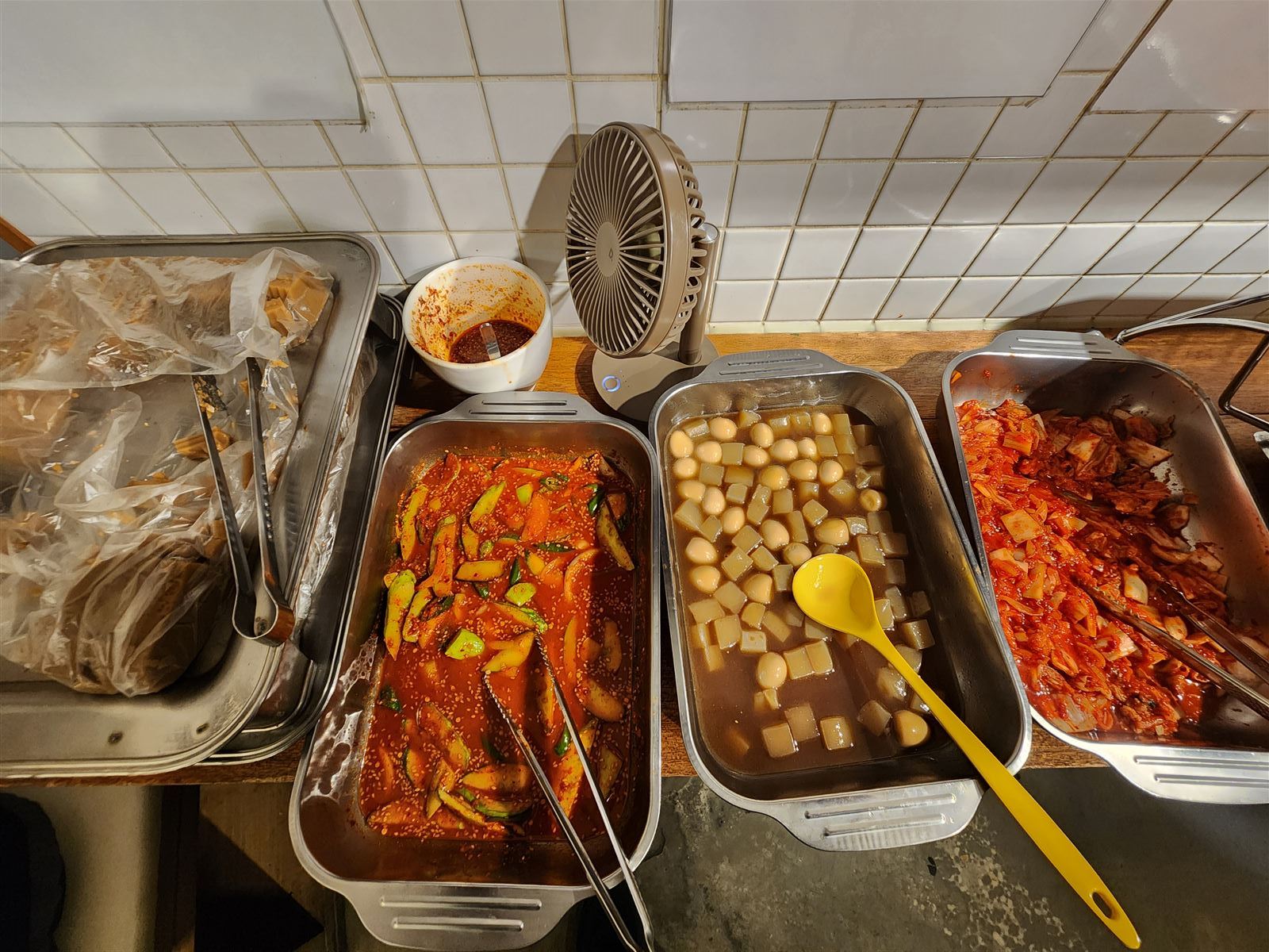 순남시래기 명동店的小菜，有辣炒年糕、醬鵪鶉蛋與泡菜