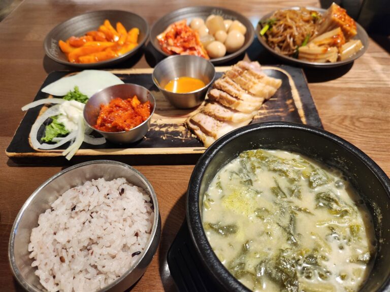 Makan Hemat di Myeongdong — Side-Dish Bar Gratis Sepuasnya plus Set Daging Babi ₩13,000