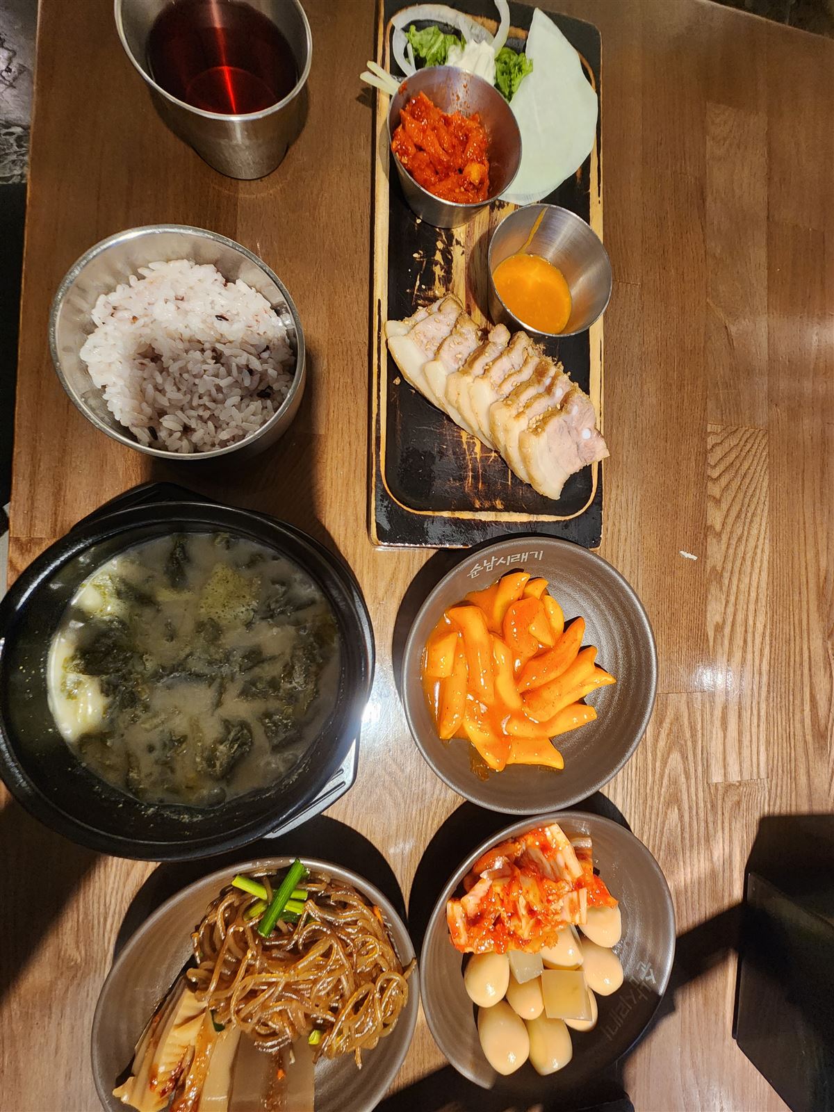 순남시래기 명동店的도마수육정식套餐，搭配蘿蔔乾葉湯、白飯與免費小菜