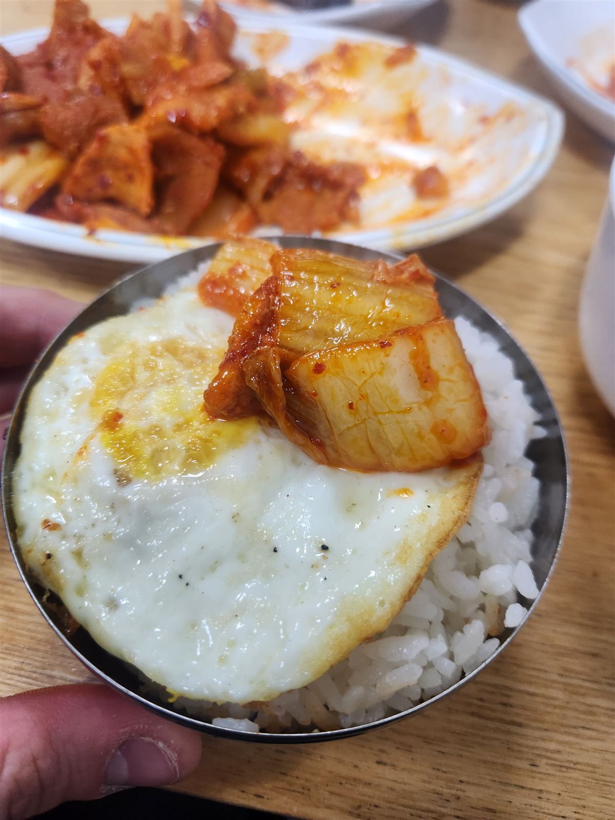 首爾明洞未來食堂一碗白飯上放著一顆煎蛋與泡菜