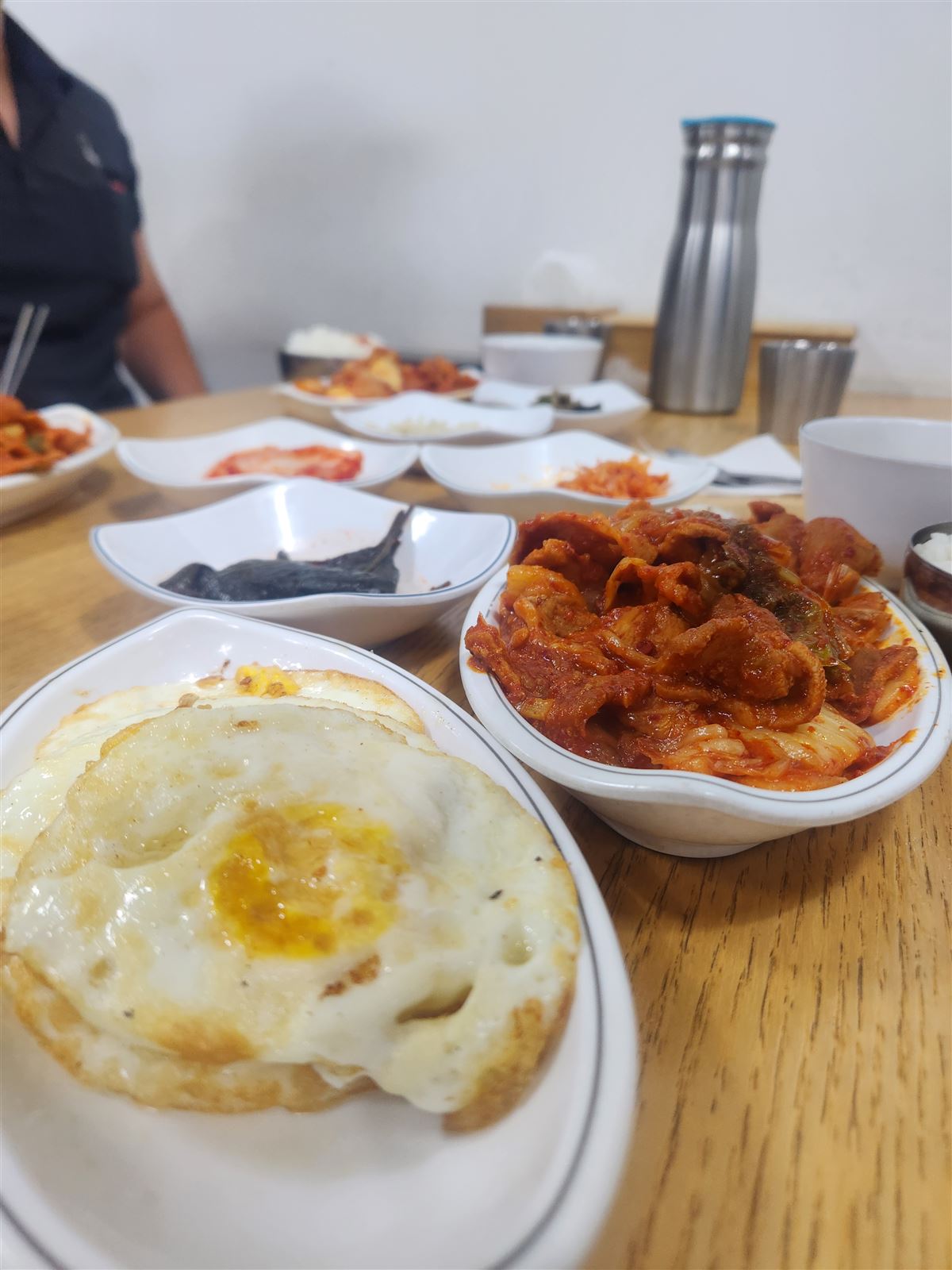 明洞未來食堂附餐的煎蛋、辣炒豬肉泡菜與小菜