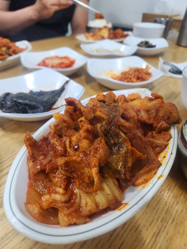 Warung Masakan Rumahan Korea di Myeongdong — Comfort Food ₩8,000 dengan Nasi, Banchan & Telur Ceplok Sepuasnya di Mirae Sikdang