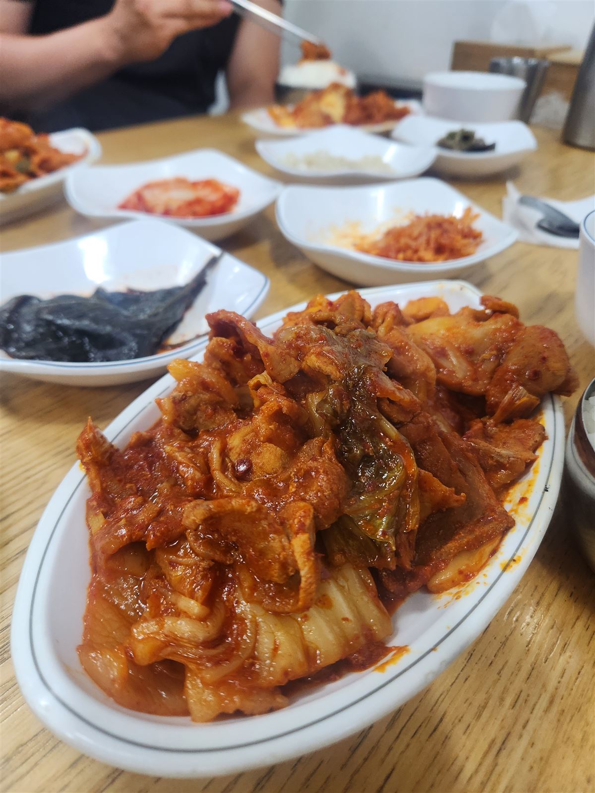 首爾明洞未來食堂的一盤辣炒豬肉泡菜