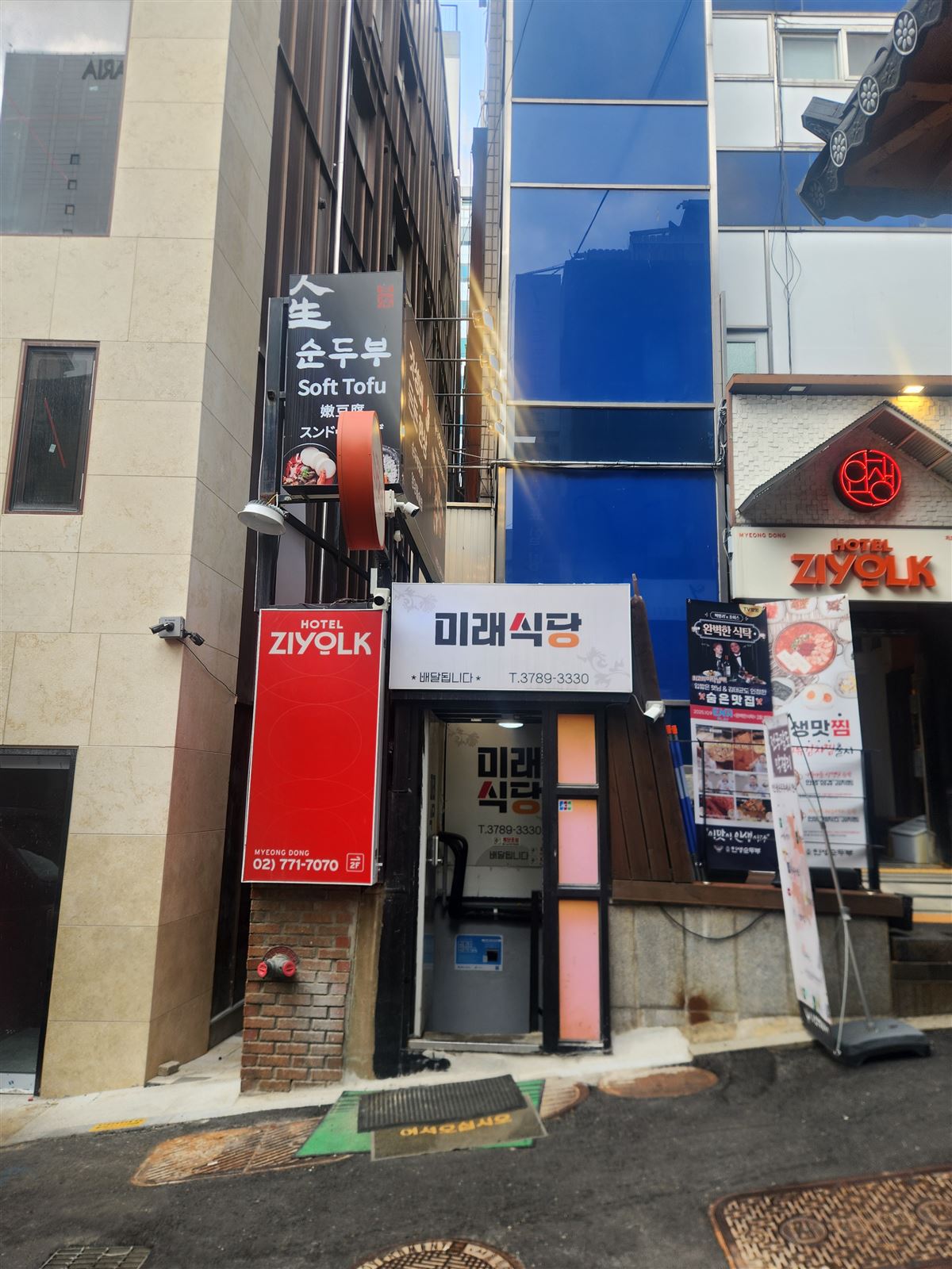 首爾明洞未來食堂位於 Hotel Ziyolk 旁的街邊入口