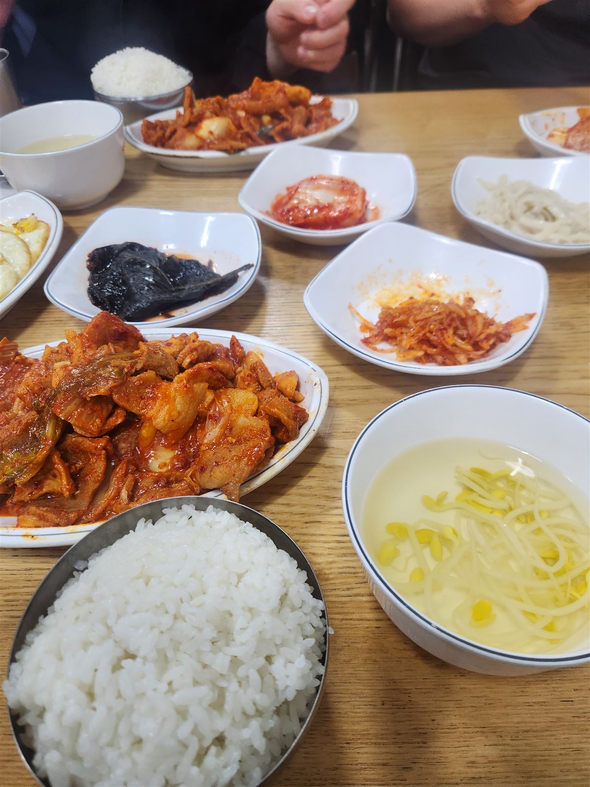 明洞未來食堂的家常韓式套餐，有白飯、辣炒豬肉、黃豆芽湯與小菜
