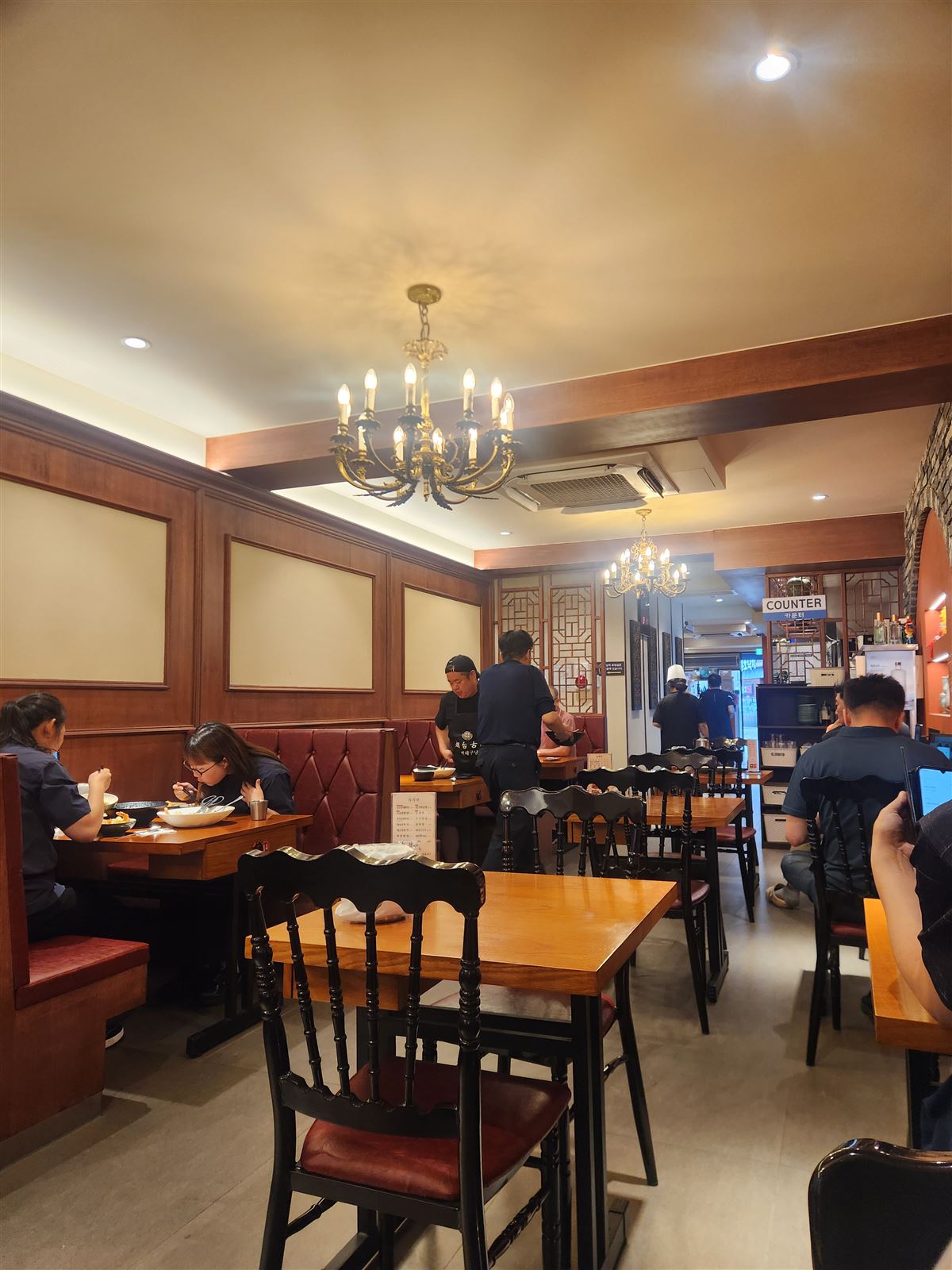 ภายในร้านโทนไม้อบอุ่นพร้อมโคมระย้าที่ร้านอาหารจีน Taeyang ย่านซิตี้ฮอลล์ กรุงโซล