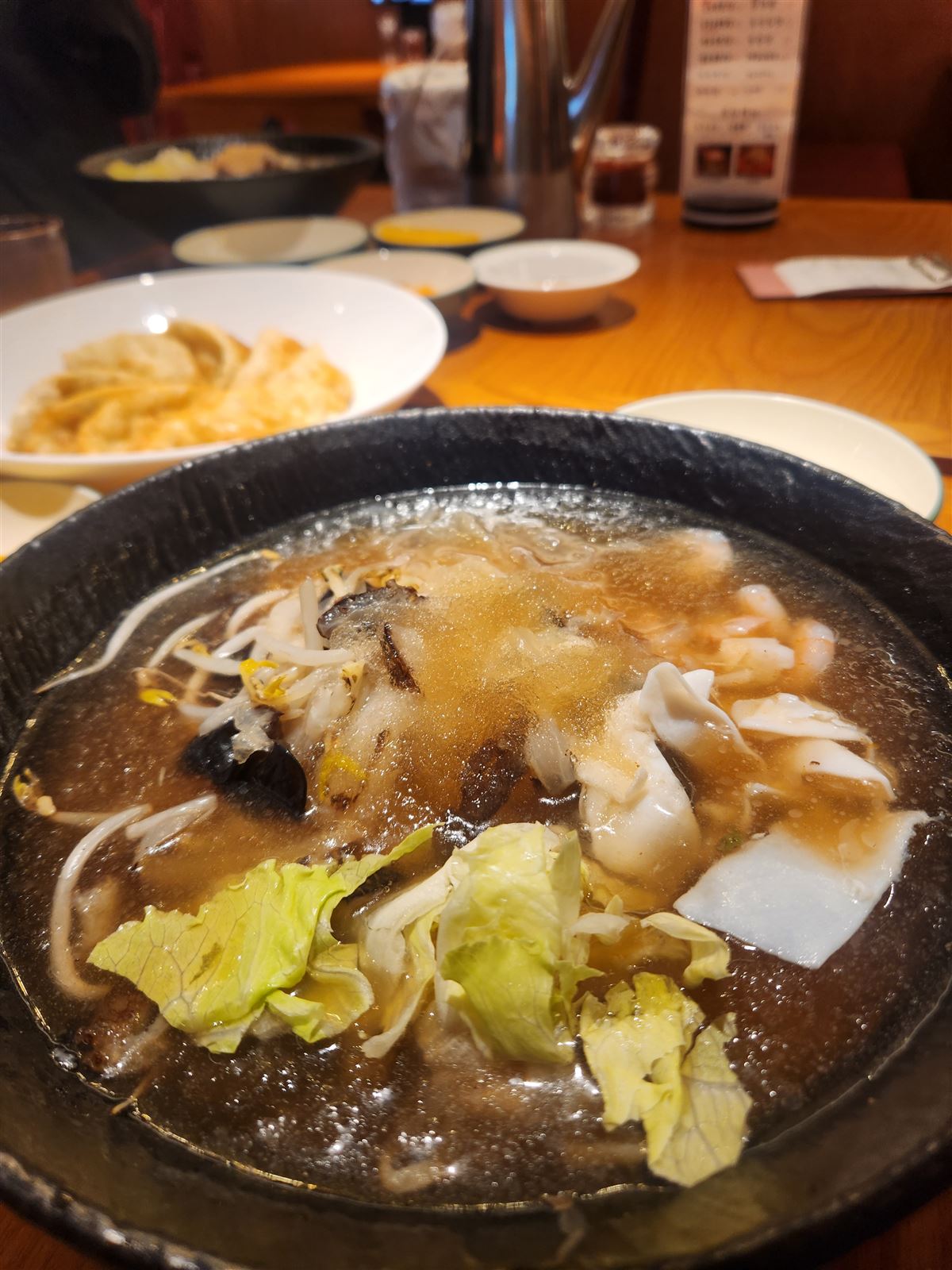 จัมปงเย็น ซุปเส้นจีนเย็นในชามหิน ที่ร้าน Taeyang ย่านซิตี้ฮอลล์ กรุงโซล