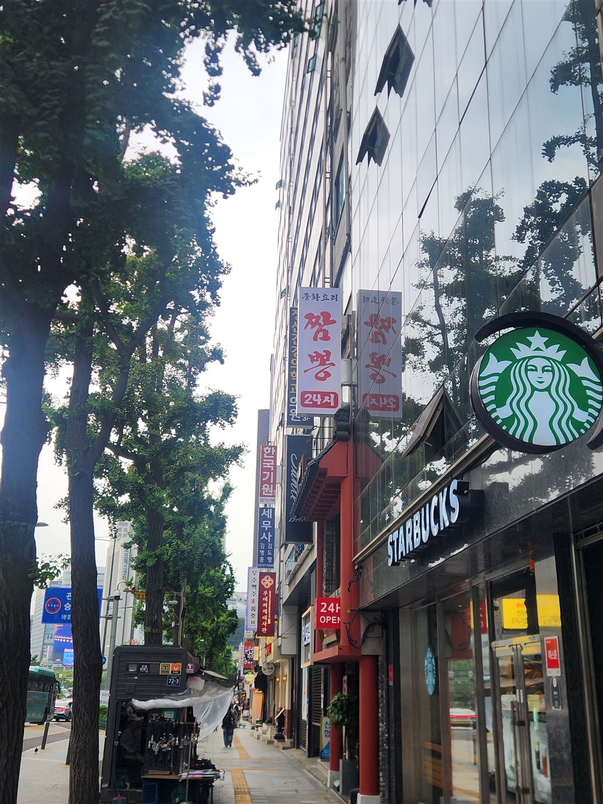 วิวถนน Sejong-daero ที่เห็นป้ายจัมปงติดกับ Starbucks ใกล้ซิตี้ฮอลล์ กรุงโซล