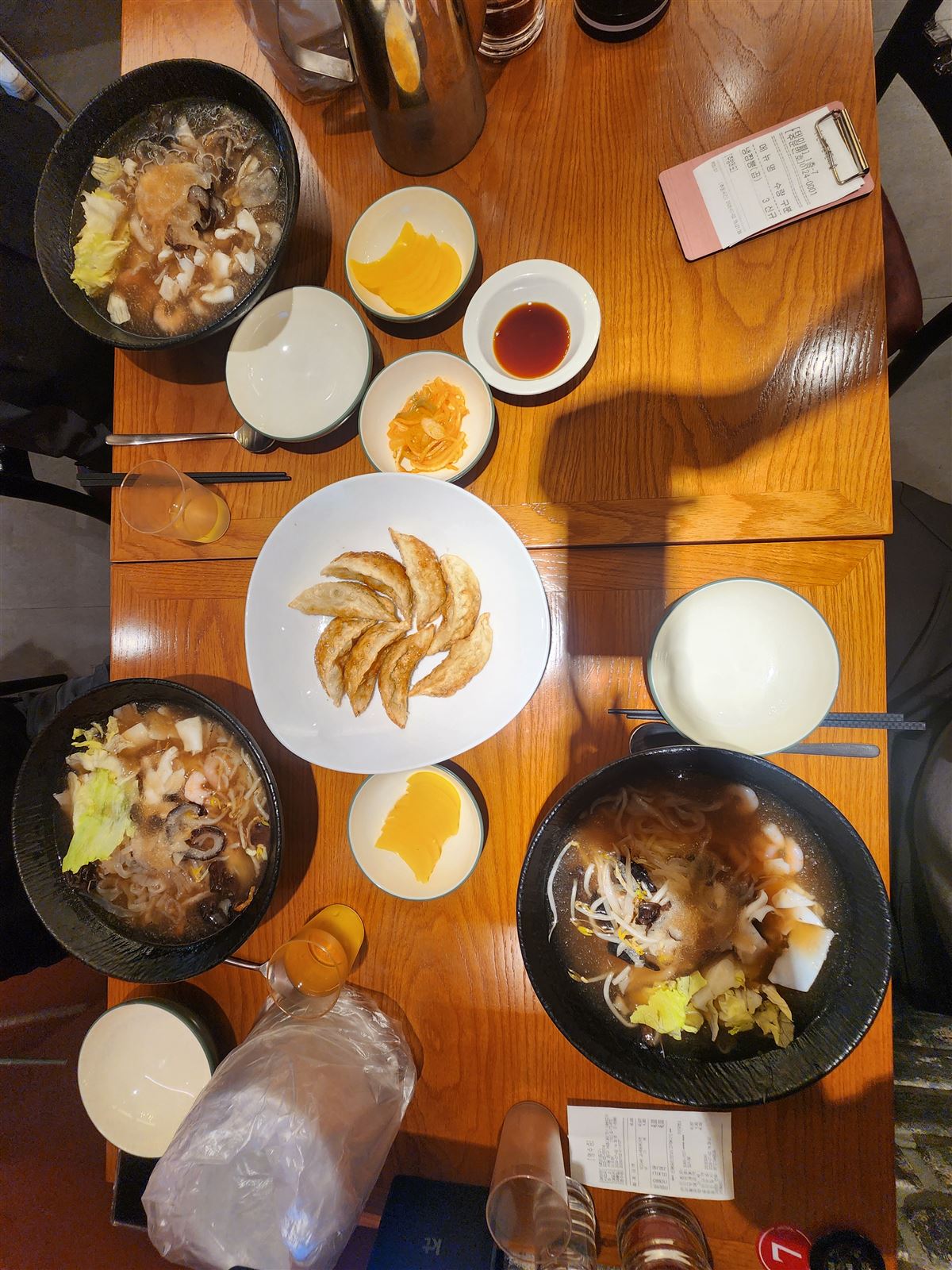 จัมปงเย็นสองชามพร้อมเกี๊ยวทอดและหัวไชเท้าดอง ที่ร้าน Taeyang ย่านซิตี้ฮอลล์ กรุงโซล